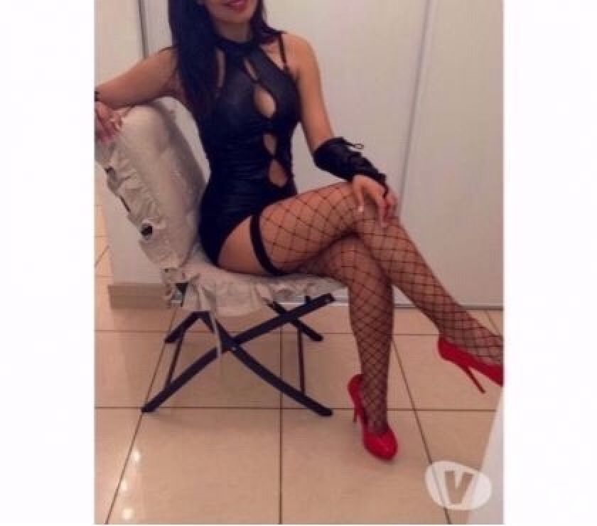 Brune habile de ses mains reçois